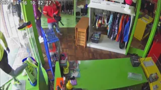 Homem foi flagrado por câmera de segurança furtando a loja
