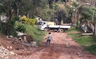 Terra e lama dificultam acesso de veículos nas residências