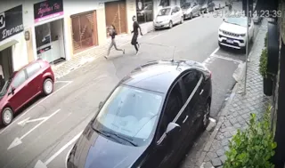 Imagem de segurança flagrou a suposta tentativa de sequestro, em Ponta Grossa