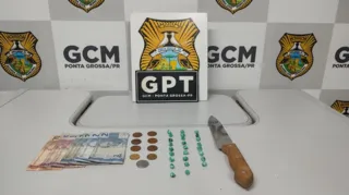 O suspeito portava 26 pedras de substância análoga ao crack, R$ 29 em espécie e uma faca