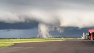 Imagem ilustrativa da imagem Nuvem gigantesca toca o chão e assusta moradores; veja vídeo