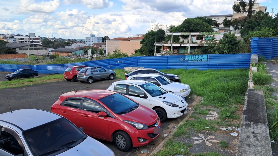 Terreno do antigo 'Mercadão' se divide entre estacionamento e entulhos