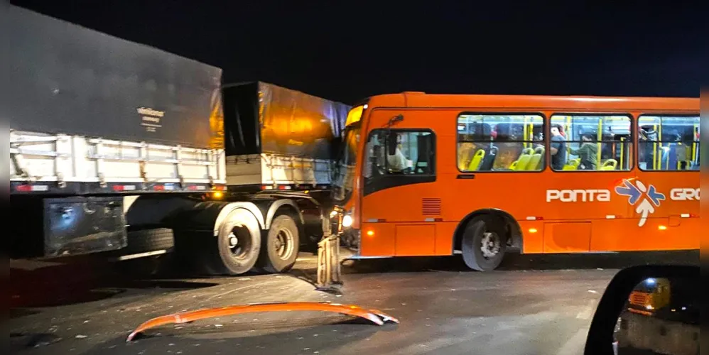 Ônibus da VCG e caminhão colidiram em Ponta Grossa