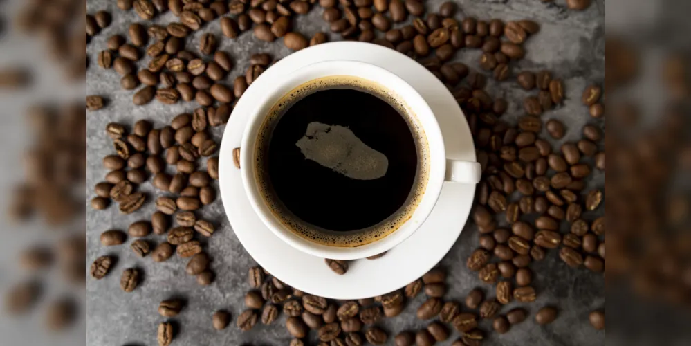 Apesar de a cafeína ajudar a acordar o corpo, o especialista explica que uma grande quantidade dela pode trazer irritação