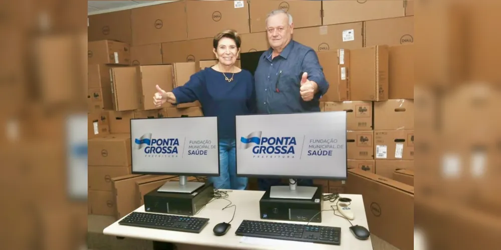 Elizabeth Schmidt e Paulo Balansin entregam computadores para a Fundação Municipal de Saúde