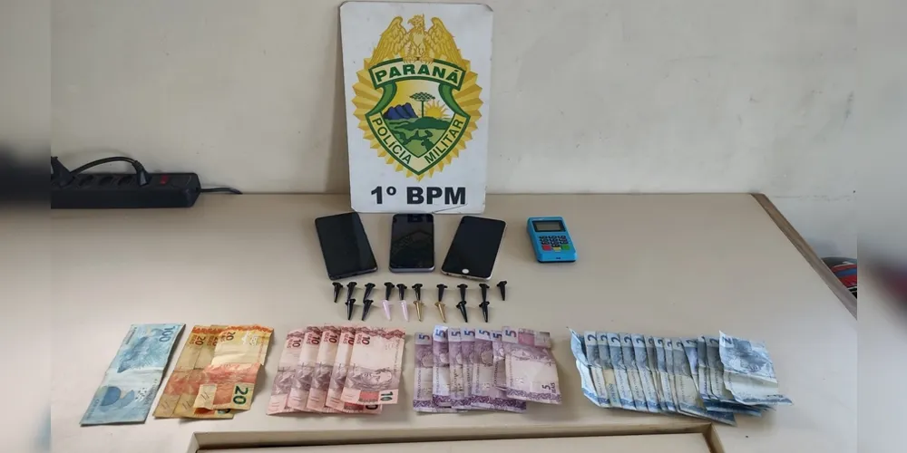 PM encontrou cocaína, três celulares, uma máquina de cartão e dinheiro em espécie