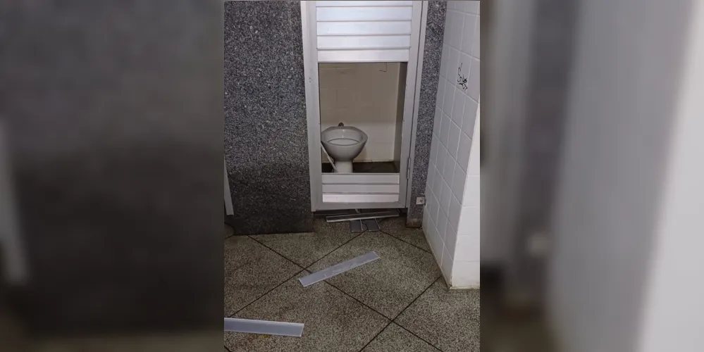 O adolescente teria danificado parte da porta do banheiro público