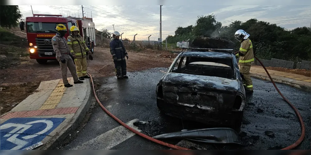 Imagem ilustrativa da imagem Fogo destrói veículo em via pública na Vila Belém