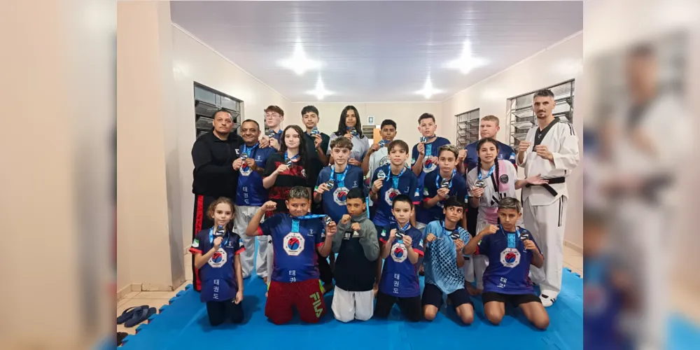 A escola de Taekwondo participou da competição com uma equipe de 32 alunos
