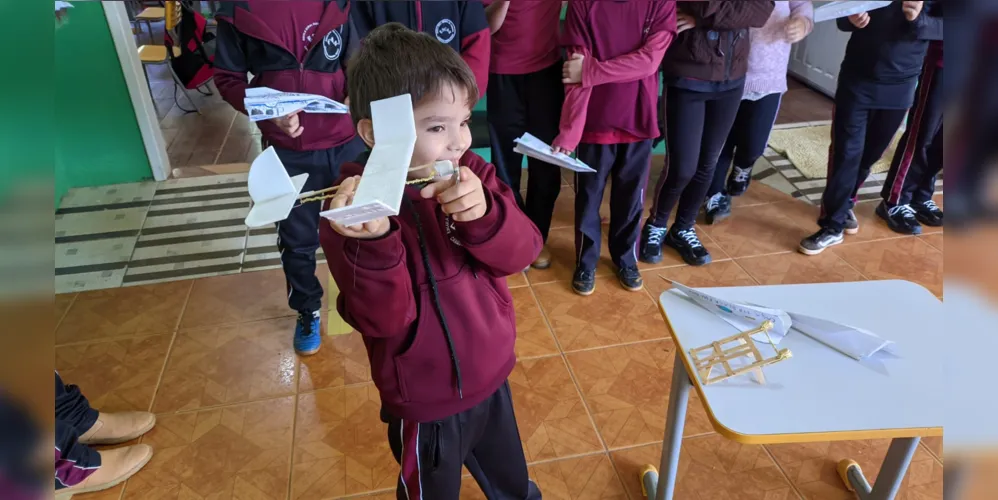 Como atividade prática, a turma confeccionou aviões de papel e competiu entre si para ver qual deles atingia a maior distância