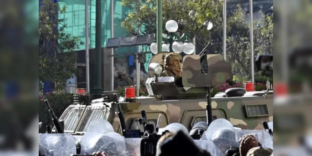 Imagem mostra um soldado em um veículo blindado posicionado em frente ao Palácio Quemado, na Plaza de Armas, em La Paz, nessa quarta-feira (26)