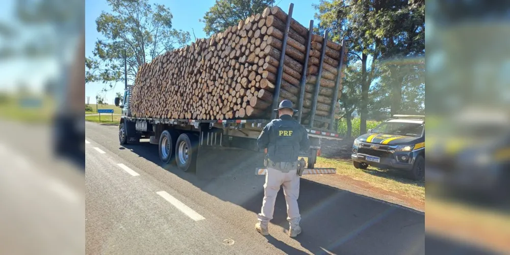 PRF flagra caminhão transportando carga de madeira sem amarração no Paraná