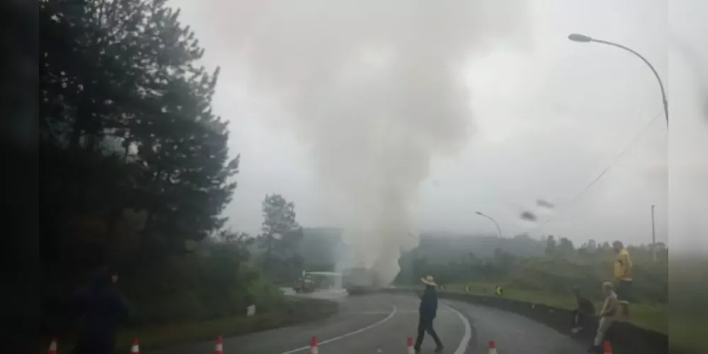 Caminhão pega fogo e interdita a BR-116 na Grande Curitiba