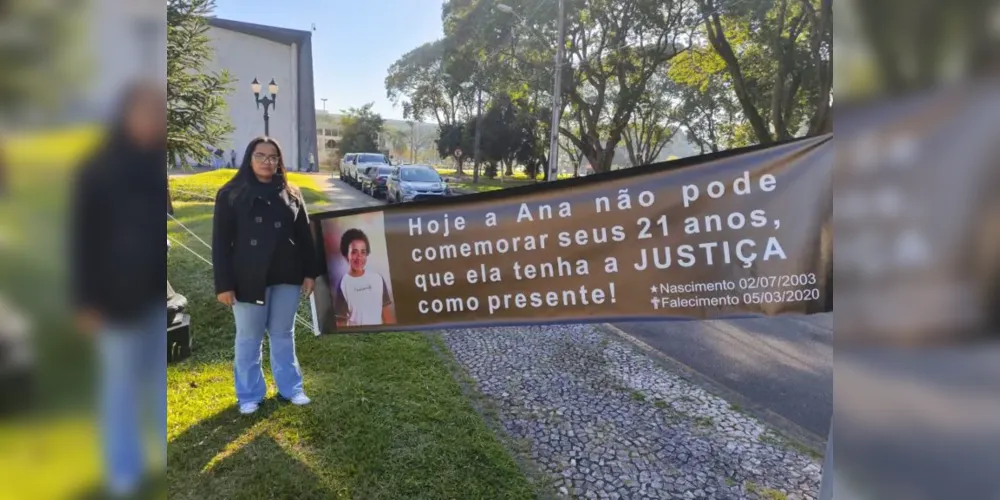 Karoline Fernanda de Souza Machado lamenta morta da irmã e da sobrinha