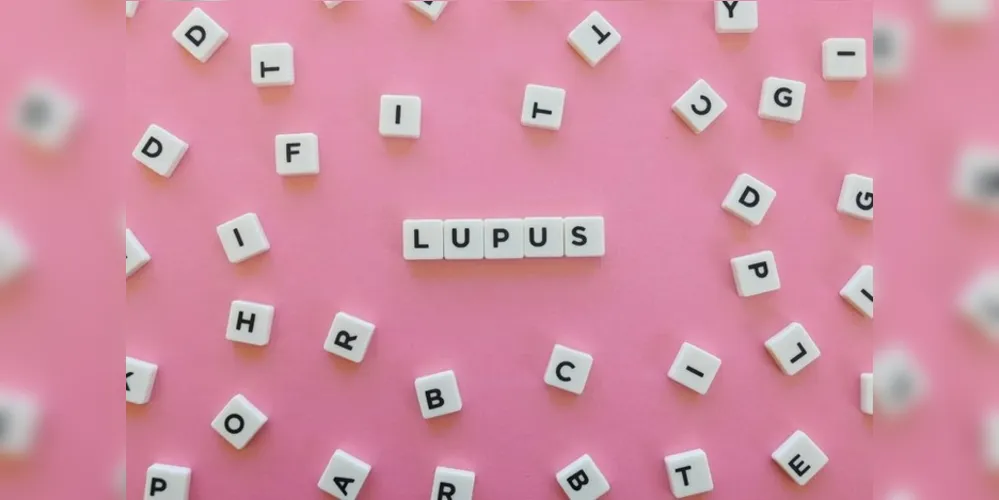 O lúpus pode causar inflamação em todo o corpo e ocorre quando o sistema imunológico ataca erroneamente tecidos saudáveis