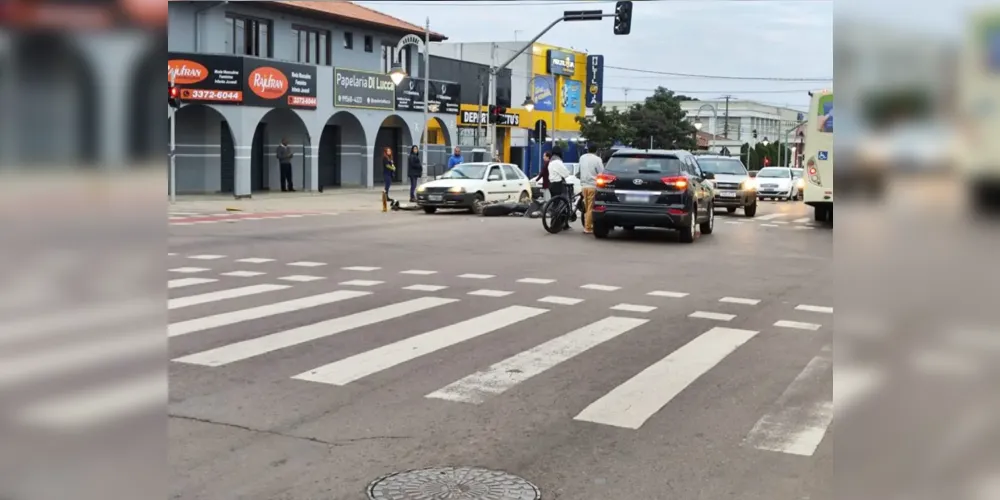 Motociclista morre na hora após batida contra carros em cruzamento de Curitiba