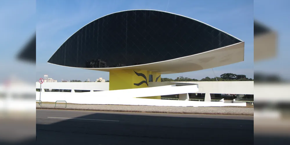 O Museu Oscar Niemeyer (MON) oferece uma experiência nova.