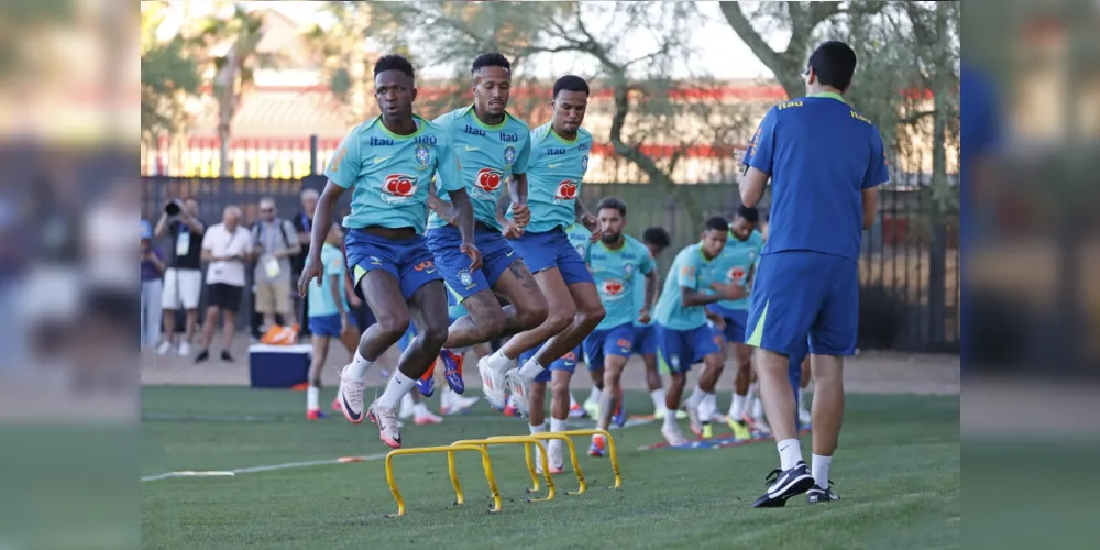 O técnico da Seleção Brasileira, Dorival Júnior, começou a ensaiar o time que vai enfrentar o Paraguai em treino realizado em Las Vegas