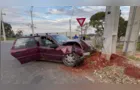 Motorista bate carro em poste e motorista fica preso no veículo