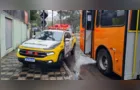 Mulher é atropelada por ônibus e escapa de acidente fatal