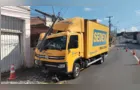 Motorista bate caminhão dos Correios em poste em Ponta Grossa