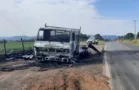 Caminhão pega fogo na PR-340, entre Castro e Tibagi