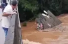 Casa é arrastada por rio durante chuva em SC; veja vídeo