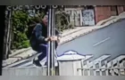Câmera registra homem furtando casa na região de Olarias em PG