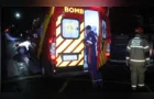 Carro colide contra poste e dois jovens ficam feridos em PG