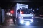 Batida entre caminhão e moto deixa ferido em Uvaranas
