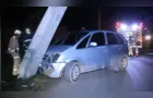 Carro bate, quebra poste e motorista foge em Ponta Grossa