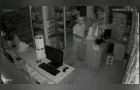 Homem é flagrado furtando o caixa de farmácia do Paraná