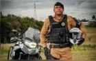 PM morre ao bater moto contra caminhão em rodovia do Paraná