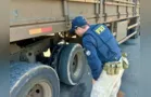 PRF flagra caminhões sem condições mínimas de circulação no PR