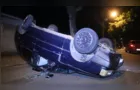 Carro capota após colisão com carro em Uvaranas
