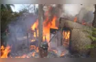 Casa fica completamente destruída após ser tomada pelo fogo