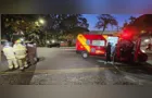 Motorista de aplicativo colide carro contra árvore e tomba