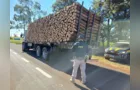 PRF flagra caminhão transportando carga de madeira sem amarração
