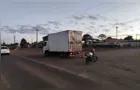 Colisão traseira entre moto e caminhão deixa uma mulher ferida