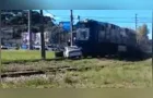 Vídeo mostra momento exato em que carro é arrastado por trem no PR