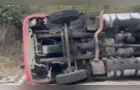 Caminhão tomba na rodovia PR-239 entre Sengés e Itararé