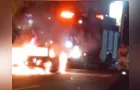 Veículo é destruído por incêndio em rua do Uvaranas; vídeo