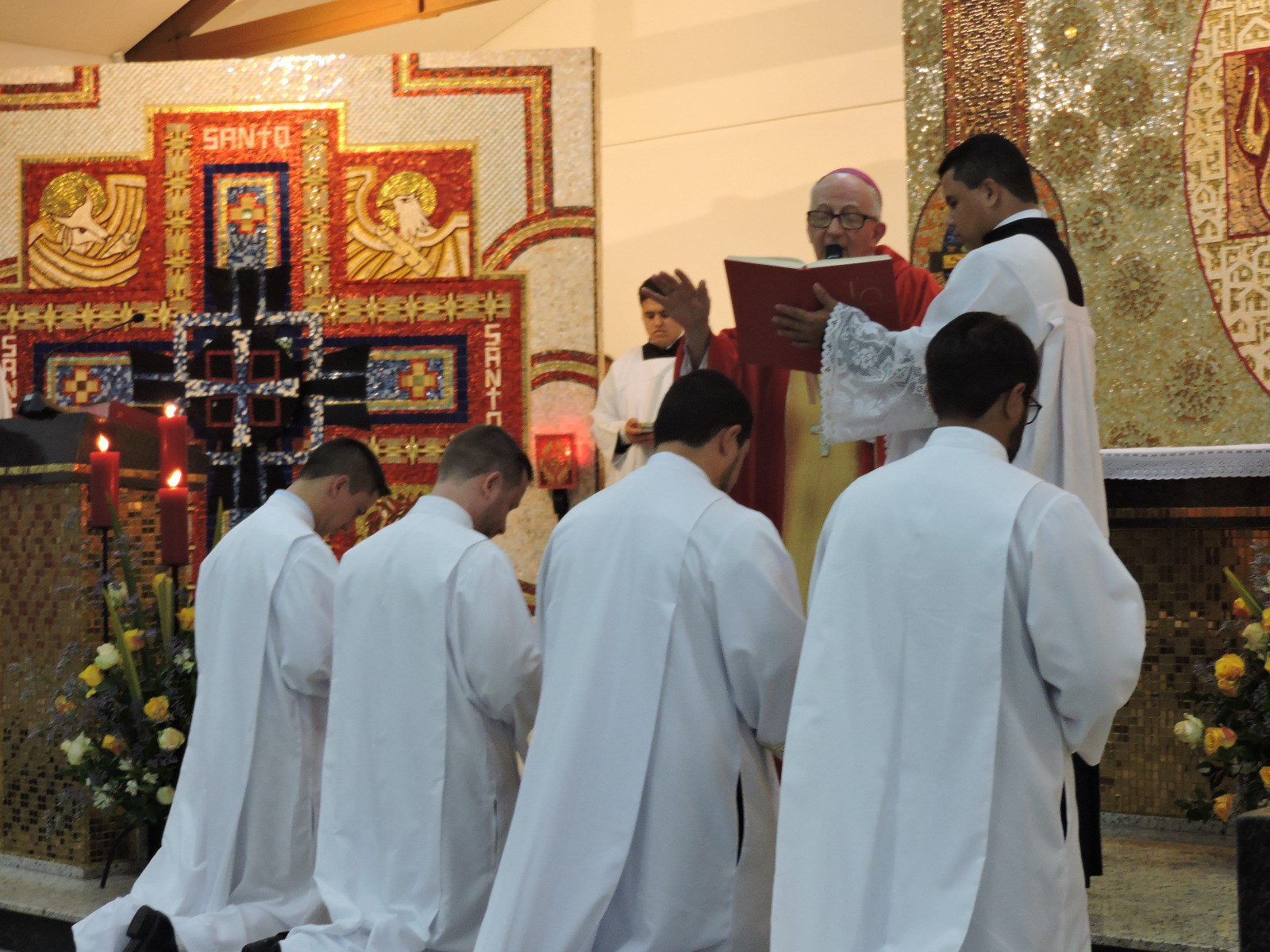 Missa reuniu padres, diáconos, familiares, amigos