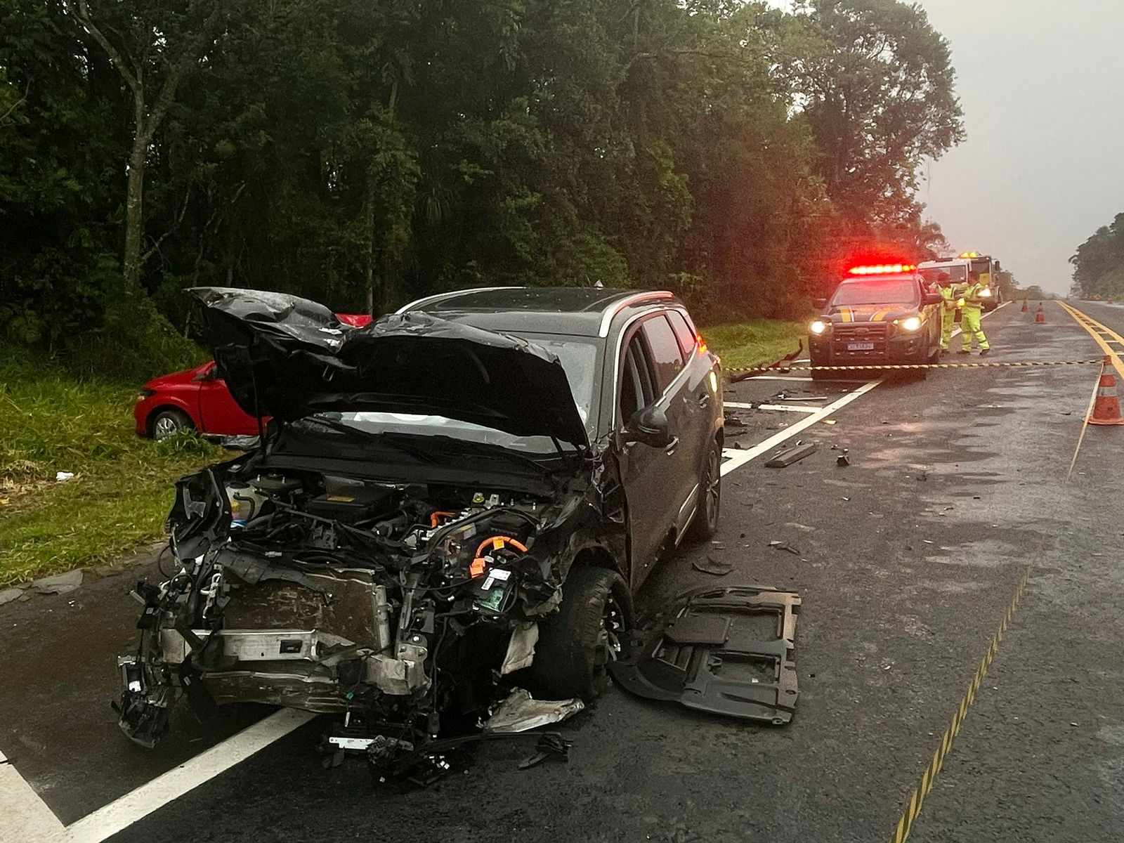 Batida deixa motorista morto e passageira ferida na BR-277, em Irati