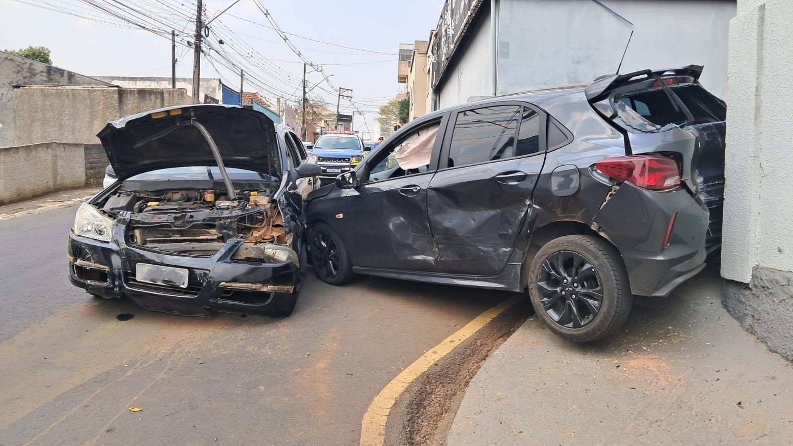 Carros batem em cruzamento no Centro de PG neste domingo