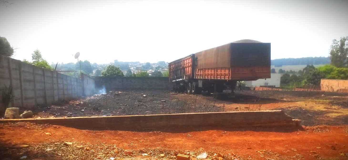 Carreta pega fogo após incêndio ambiental em Ponta Grossa