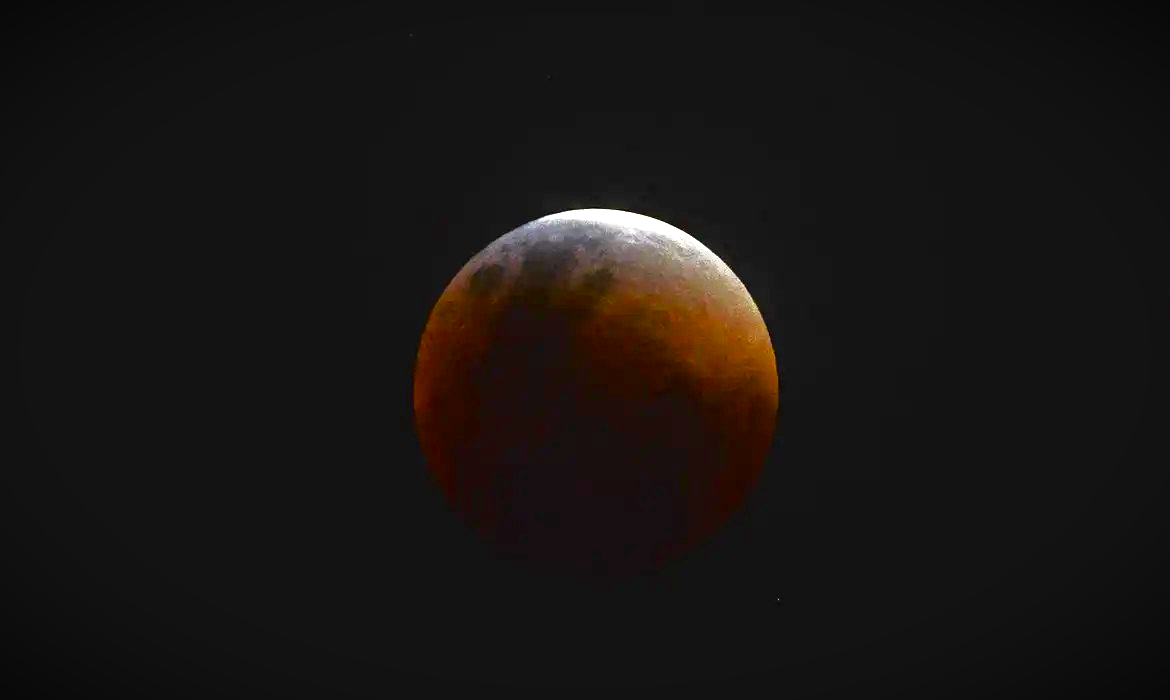 Eclipse parcial da Lua acontece nesta terça; veja como assistir