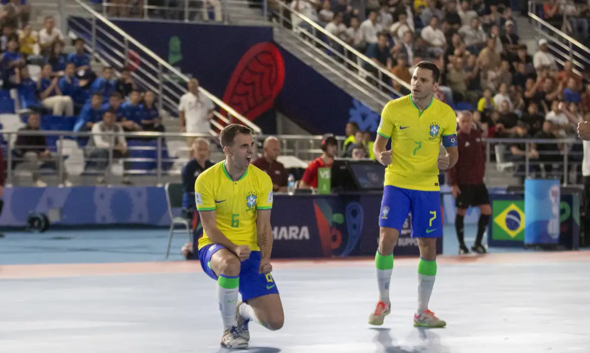 Brasil goleia Cuba na estreia na Copa do Mundo de Futsal