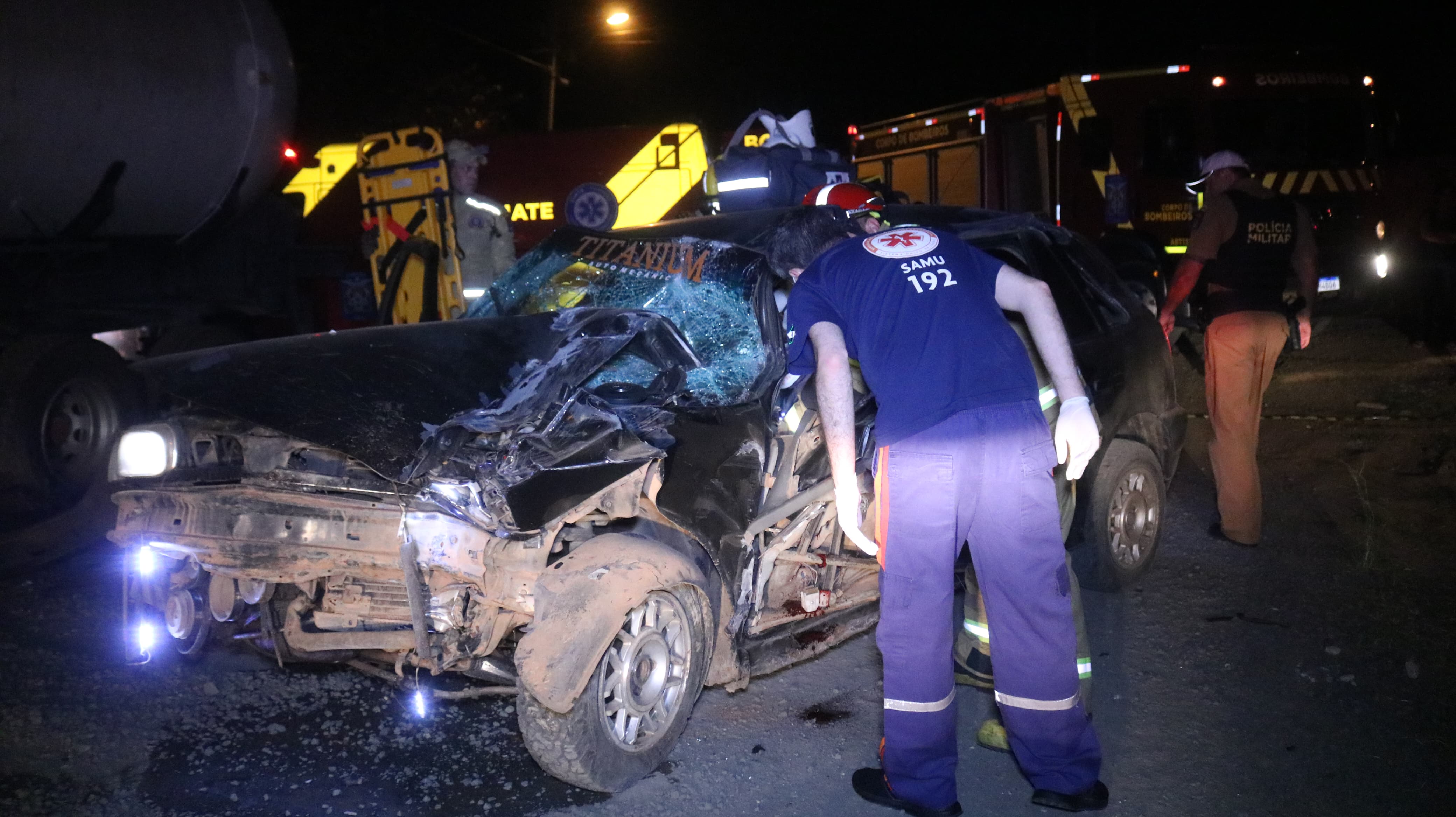 Carro bate em carroceria de caminhão e homem fica em estado grave