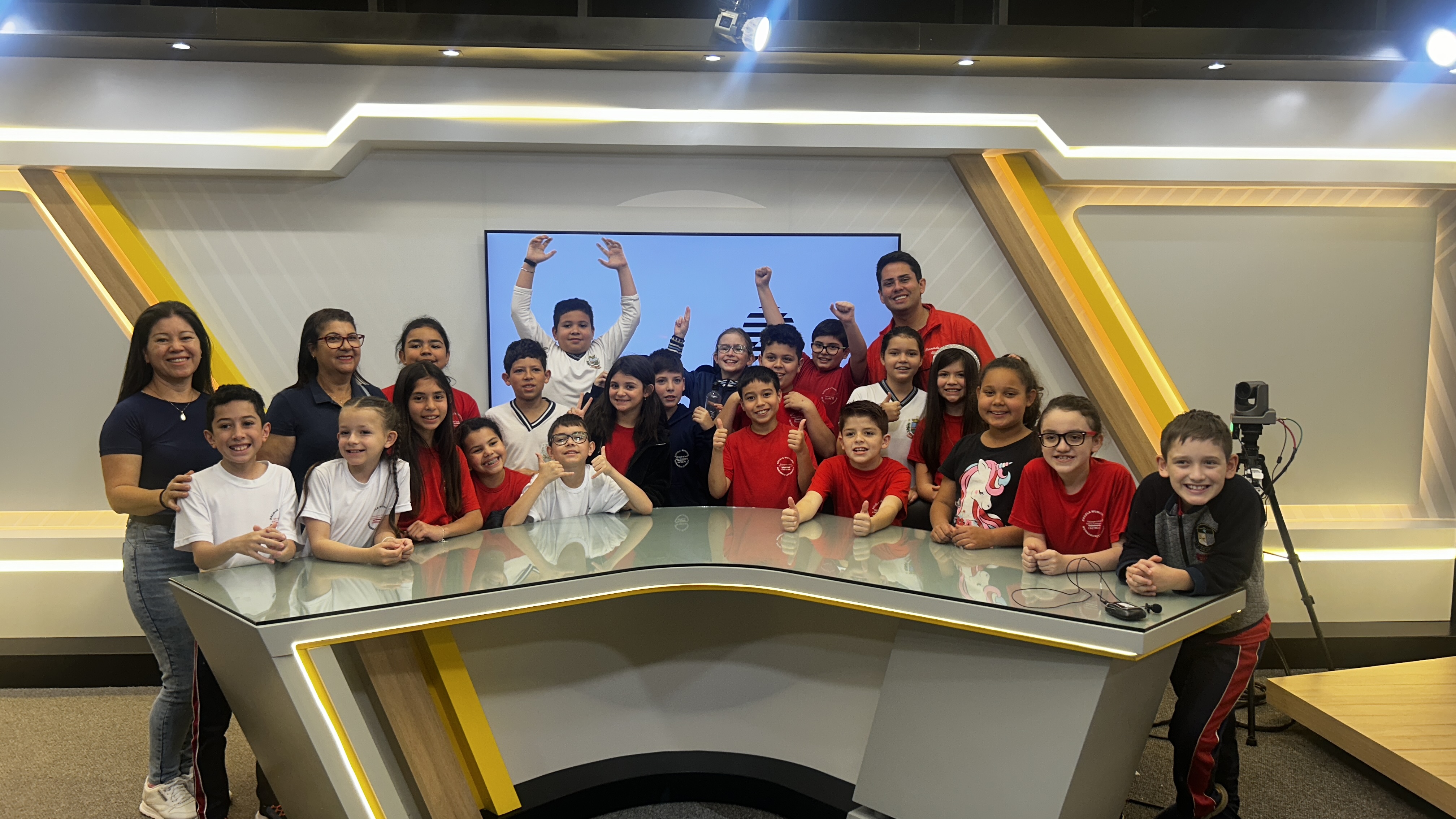 Grupo aRede inicia série de visitas à nova sede com alunos de Castro